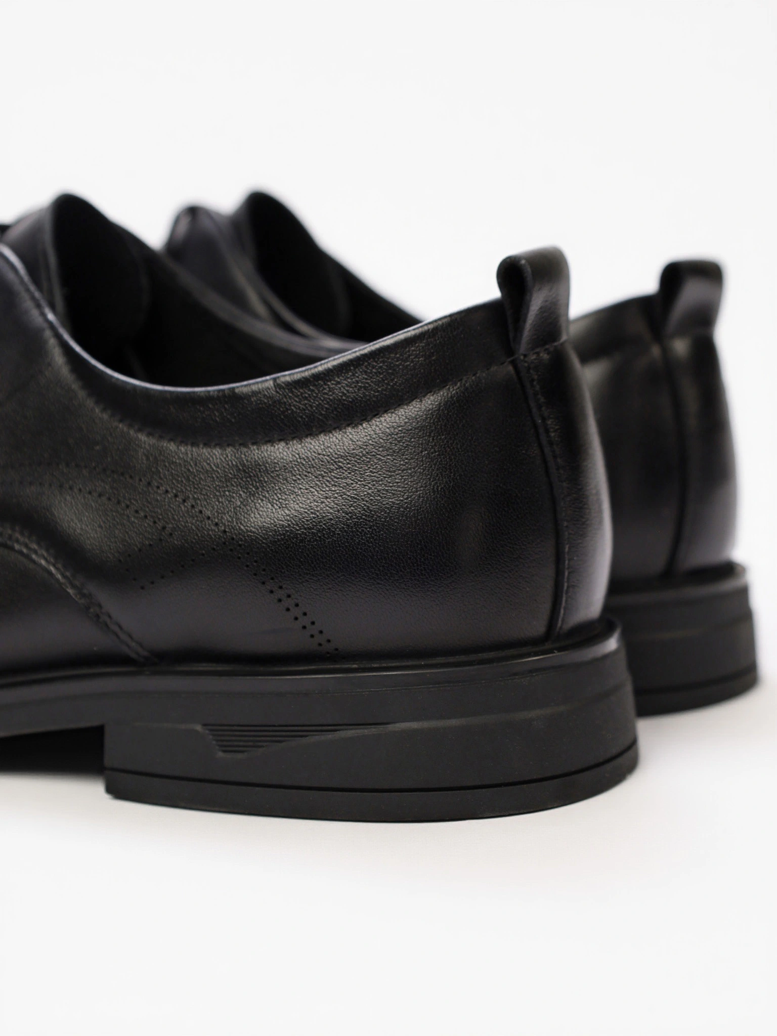 Туфли-дерби черного цвета на низком каблуке